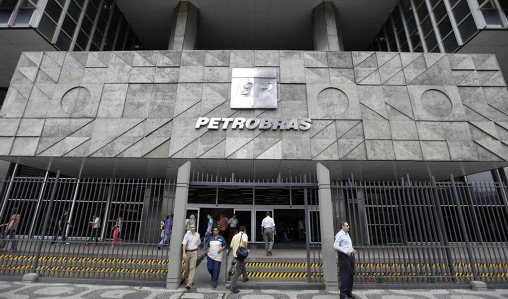 Incêndio afeta produção em plataforma da Petrobras (Foto: Bruno Domingos / Reuters) Incêndio afeta produção em plataforma da Petrobras