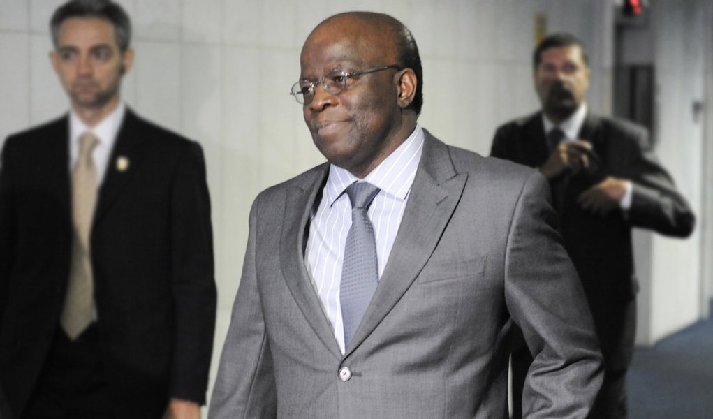 O presidente do Supremo Tribunal Federal (STF), Joaquim Barbosa, chega ao Senado para encontro com o presidente da Casa, Renan Calheiros, a fim de tratar sobre o Novo Código de Processo Civil (Foto: Gisele Federicce) O presidente do Supremo Tribunal Federal (STF), Joaquim Barbosa, chega ao Senado para encontro com o presidente da Casa, Renan Calheiros, a fim de tratar sobre o Novo Código de Processo Civil