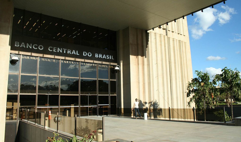BC vê mais inflação, mas queda no momento adequado BC vê mais inflação, mas queda no momento adequado