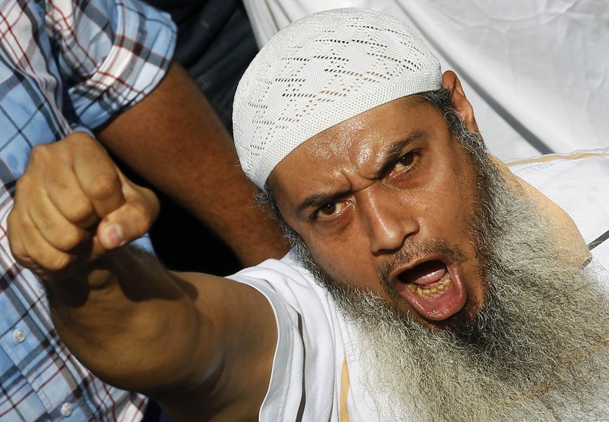 A member of the Muslim Brotherhood and supporter of ousted Egyptian President Mohamed Mursi shouts slogans during clashes in front of Azbkya police station at Ramses Square in Cairo, August 16, 2013. Islamist protests descended into a bloodbath across Egy (Foto: Gisele Federicce) A member of the Muslim Brotherhood and supporter of ousted Egyptian President Mohamed Mursi shouts slogans during clashes in front of Azbkya police station at Ramses Square in Cairo, August 16, 2013. Islamist protests descended into a bloodbath across Egy
