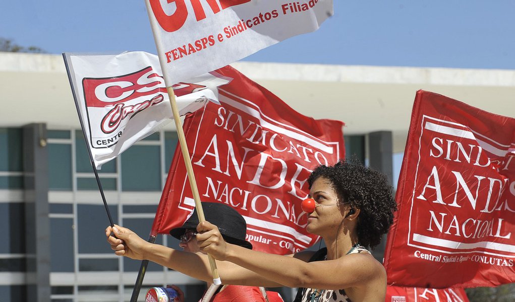Servidores interditam faixas do Eixo Monumental, em Brasília (Foto: Antônio Cruz/Agência Brasil) Servidores interditam faixas do Eixo Monumental, em Brasília