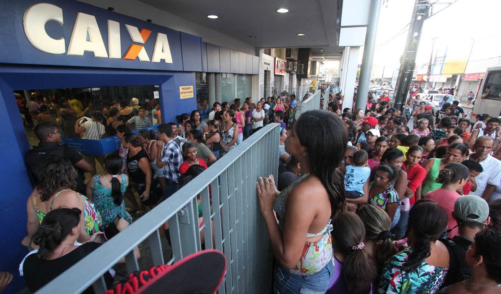 Governo desliga 392 mil famílias do Programa Bolsa Família Governo desliga 392 mil famílias do Programa Bolsa Família