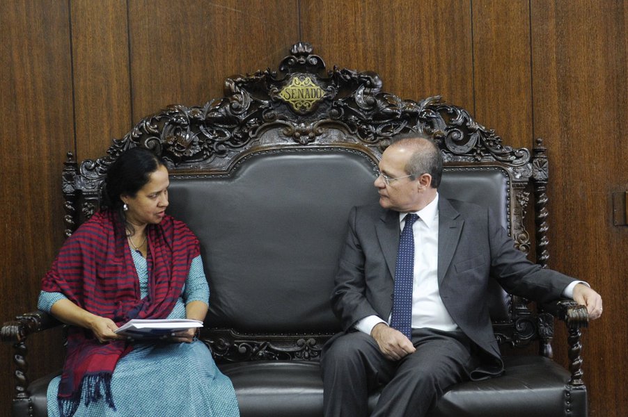 Pauta:
presidente do Senado, Renan Calheiros (PMDB-AL) recebe membros do Conselho Nacional de Saúde.
sofá E/D:
presidente do Conselho Nacional de Saúde, Maria do Socorro de Souza;
senador Renan Calheiros (PMDB-AL). (Foto: Gisele Federicce) Pauta:
presidente do Senado, Renan Calheiros (PMDB-AL) recebe membros do Conselho Nacional de Saúde.
sofá E/D:
presidente do Conselho Nacional de Saúde, Maria do Socorro de Souza;
senador Renan Calheiros (PMDB-AL).