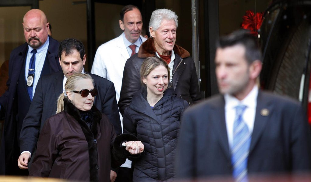 Hillary deixa hospital em Nova York com a família (Foto: JOSHUA LOTT) Hillary deixa hospital em Nova York com a família