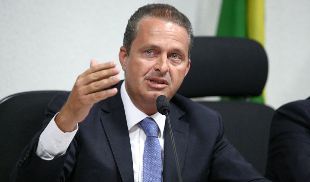 BRASÍLIA, DF, 26.03.2013: COMISSÃO PORTOS/DF - O governador de Pernambuco, Eduardo Campos, senador Eduardo Braga (relator), deputado José Guimaraes (presidente) e a ministra-chefe da Casa Civil, Gleisi Hoffmann, durante audiência pública na Comissão Mist (Foto: Paulo Emílio) BRASÍLIA, DF, 26.03.2013: COMISSÃO PORTOS/DF - O governador de Pernambuco, Eduardo Campos, senador Eduardo Braga (relator), deputado José Guimaraes (presidente) e a ministra-chefe da Casa Civil, Gleisi Hoffmann, durante audiência pública na Comissão Mist