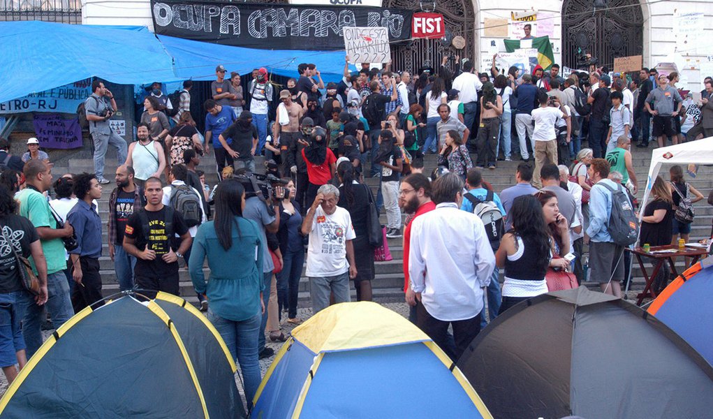 RIO DE JANEIRO,RJ,21.08.2013:REINTEGRAÇÃO DE POSSE/CÂMARA/MANIFESTANTES - Manifestantes deixam a Câmara dos Vereadores no Rio de Janeiro (RJ), na tarde desta quarta-feira (21). A Justiça concedeu uma ordem de reintegração de posse da Câmara nesta terça-fe (Foto: Leonardo Lucena) RIO DE JANEIRO,RJ,21.08.2013:REINTEGRAÇÃO DE POSSE/CÂMARA/MANIFESTANTES - Manifestantes deixam a Câmara dos Vereadores no Rio de Janeiro (RJ), na tarde desta quarta-feira (21). A Justiça concedeu uma ordem de reintegração de posse da Câmara nesta terça-fe