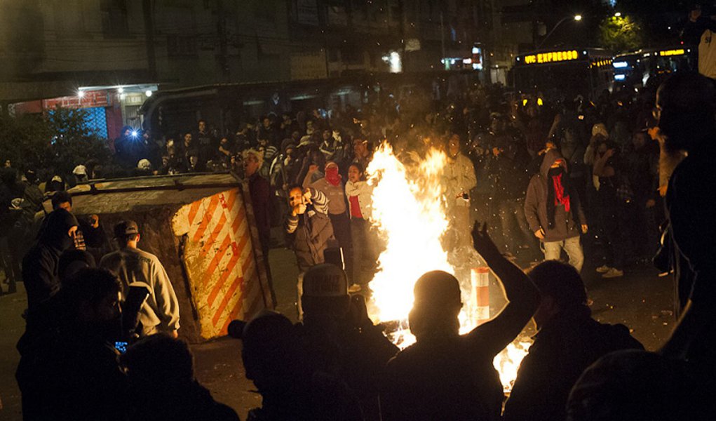 E a autocrítica dos que aplaudiram o movimento fascista de 2013? (Foto: RAMIRO FURQUIM) E a autocrítica dos que aplaudiram o movimento fascista de 2013?