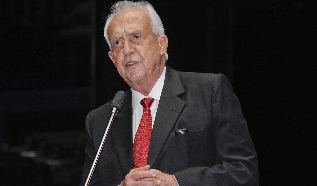 Explicações da CCJ são "conversa para boi dormir" (Foto: Waldemir Barreto) Explicações da CCJ são "conversa para boi dormir"