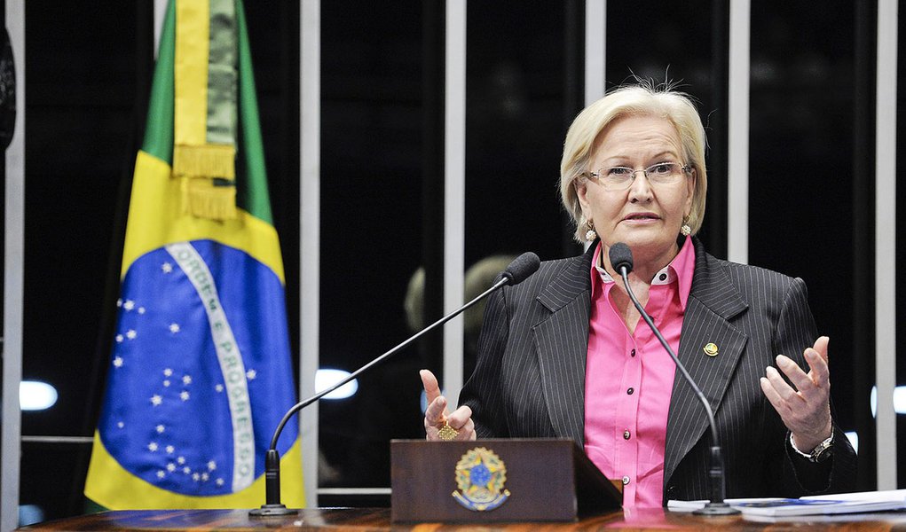 Sessão especial destinada a comemorar os 100 anos dos bois-bumbás Caprichoso e Garantido.
Em discurso na tribuna do plenário do Senado Federal, senadora Ana Amélia (PP-RS) (Foto: Roberta Namour) Sessão especial destinada a comemorar os 100 anos dos bois-bumbás Caprichoso e Garantido.
Em discurso na tribuna do plenário do Senado Federal, senadora Ana Amélia (PP-RS)