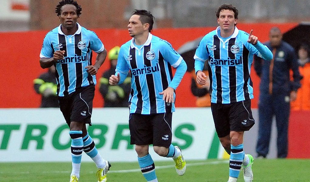 Grêmio vence o Inter e já é o terceiro (Foto: Edu Andrade/Folhapress) Grêmio vence o Inter e já é o terceiro