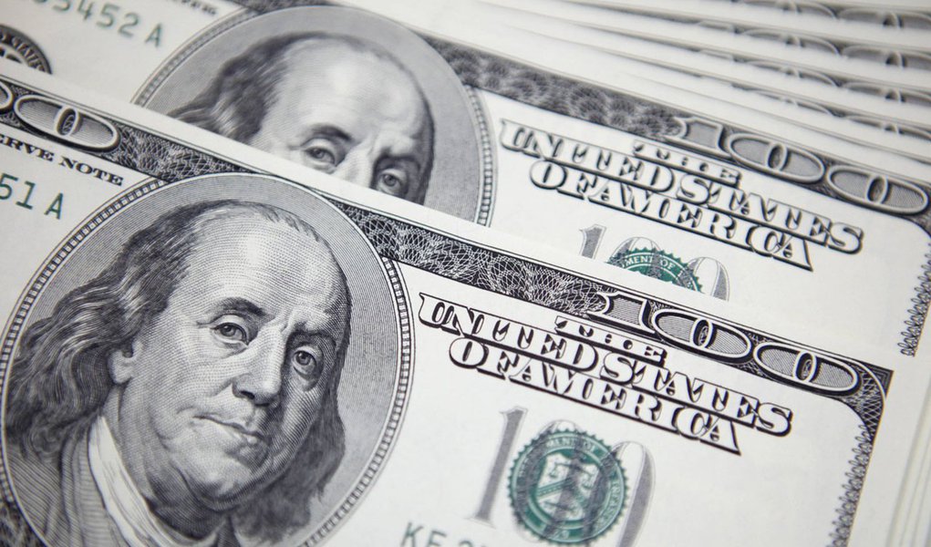 U.S. 100 dollar notes are seen at a bank in this picture illustration in Seoul September 20, 2011. The South Korean authorities were spotted selling the dollar/won in non-deliverable forward (NDF) trading between late Monday and early Tuesday in intervent (Foto: Gisele Federicce) U.S. 100 dollar notes are seen at a bank in this picture illustration in Seoul September 20, 2011. The South Korean authorities were spotted selling the dollar/won in non-deliverable forward (NDF) trading between late Monday and early Tuesday in intervent