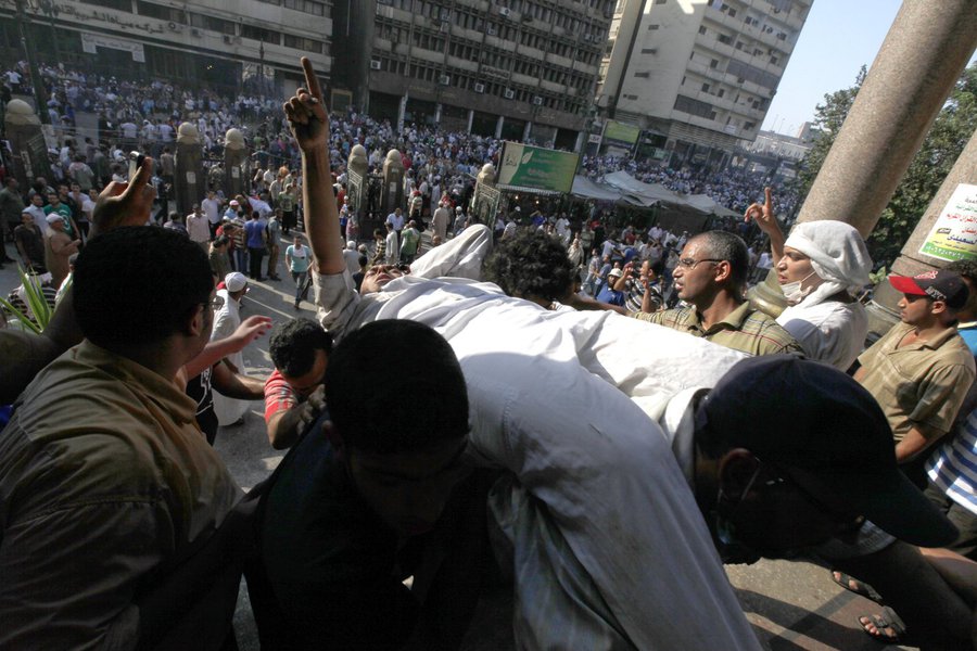 An injured supporter of ousted Egyptian President Mohamed Mursi is carried into a mosque in Ramses Square in Cairo August 16, 2013. Protests by supporters of ousted Islamist President Mohamed Mursi turned violent across Egypt on Friday, with witnesses rep (Foto: Leonardo Attuch) An injured supporter of ousted Egyptian President Mohamed Mursi is carried into a mosque in Ramses Square in Cairo August 16, 2013. Protests by supporters of ousted Islamist President Mohamed Mursi turned violent across Egypt on Friday, with witnesses rep