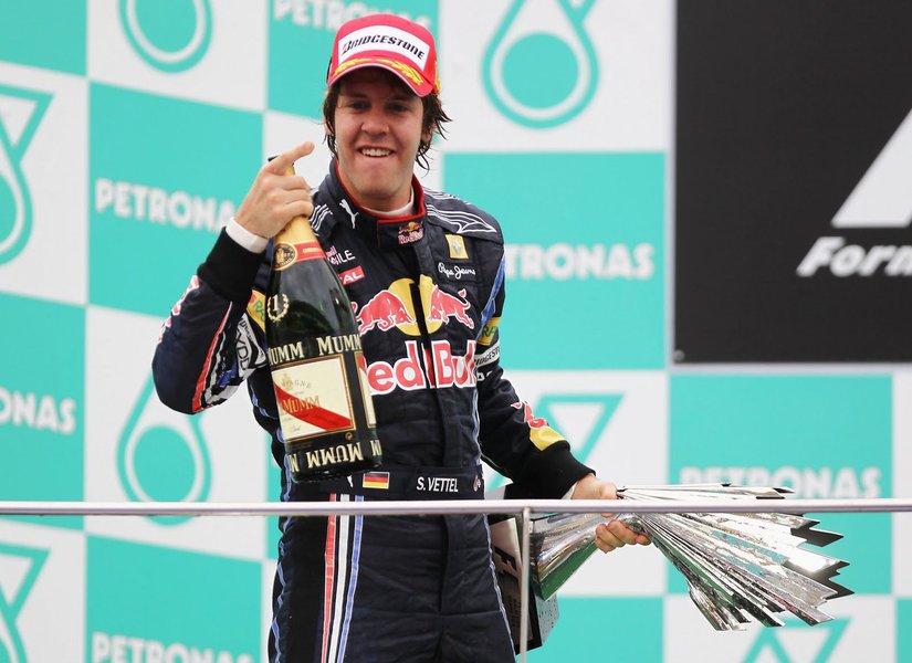 Vettel conquista vitória polêmica na Malásia Vettel conquista vitória polêmica na Malásia