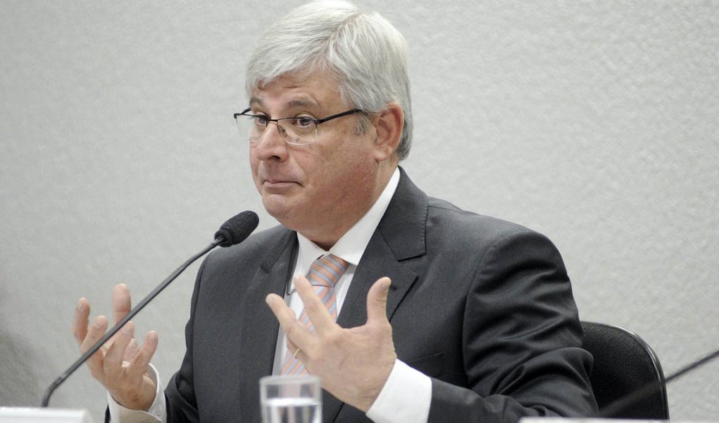CCJ - pauta: os senadores da Comissão de Constituição, Justiça e Cidadania sabatinam Rodrigo Janot Monteiro de Barros para exercer o cargo de procurador-geral da República.
Na mesa:
subprocurador-Geral da República, Rodrigo Janot Monteiro de Barros. (Foto: Aquiles Lins) CCJ - pauta: os senadores da Comissão de Constituição, Justiça e Cidadania sabatinam Rodrigo Janot Monteiro de Barros para exercer o cargo de procurador-geral da República.
Na mesa:
subprocurador-Geral da República, Rodrigo Janot Monteiro de Barros.