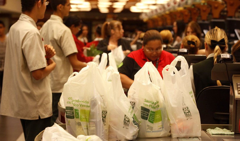 Supermercados terão de oferecer embalagens (Foto: Joel Silva/Folhapress) Supermercados terão de oferecer embalagens