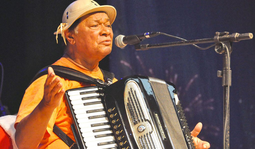 Dominguinhos é submetido a sessões de hemodiálise Dominguinhos é submetido a sessões de hemodiálise