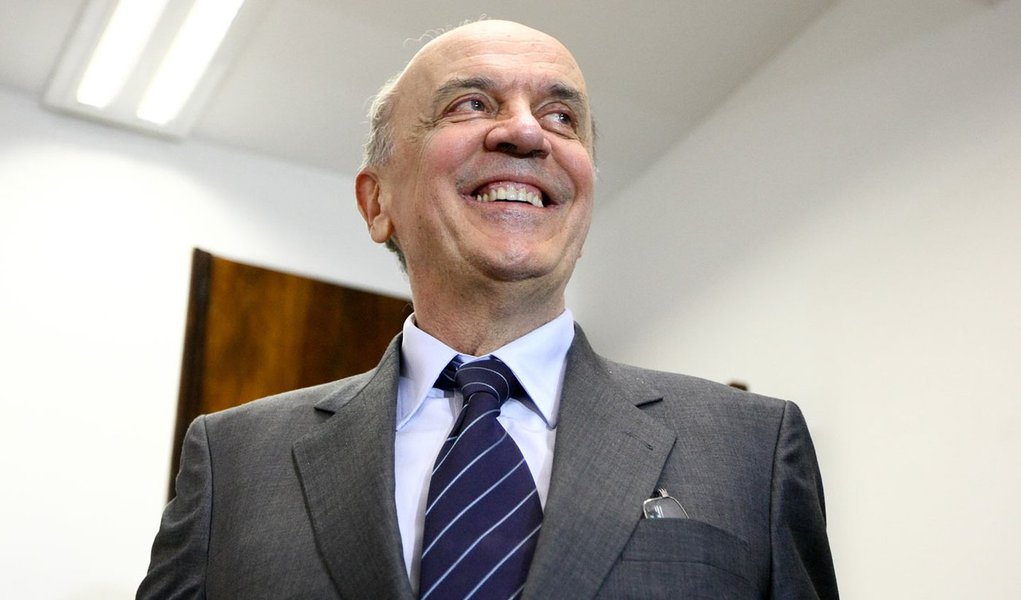 BRASILIA, DF, BRASIL, 16-07-2013, 18h00: O ex-governador de SP Jose Serra chega ao Senado para um encontro com os Senadores Pedro Taques (PDT-MT) e Jarbas Vasconcelos (PMDB-PE), no gabinete do senador Taques. (Foto: Pedro Ladeira/Folhapress, PODER) (Foto: Aquiles Lins) BRASILIA, DF, BRASIL, 16-07-2013, 18h00: O ex-governador de SP Jose Serra chega ao Senado para um encontro com os Senadores Pedro Taques (PDT-MT) e Jarbas Vasconcelos (PMDB-PE), no gabinete do senador Taques. (Foto: Pedro Ladeira/Folhapress, PODER)