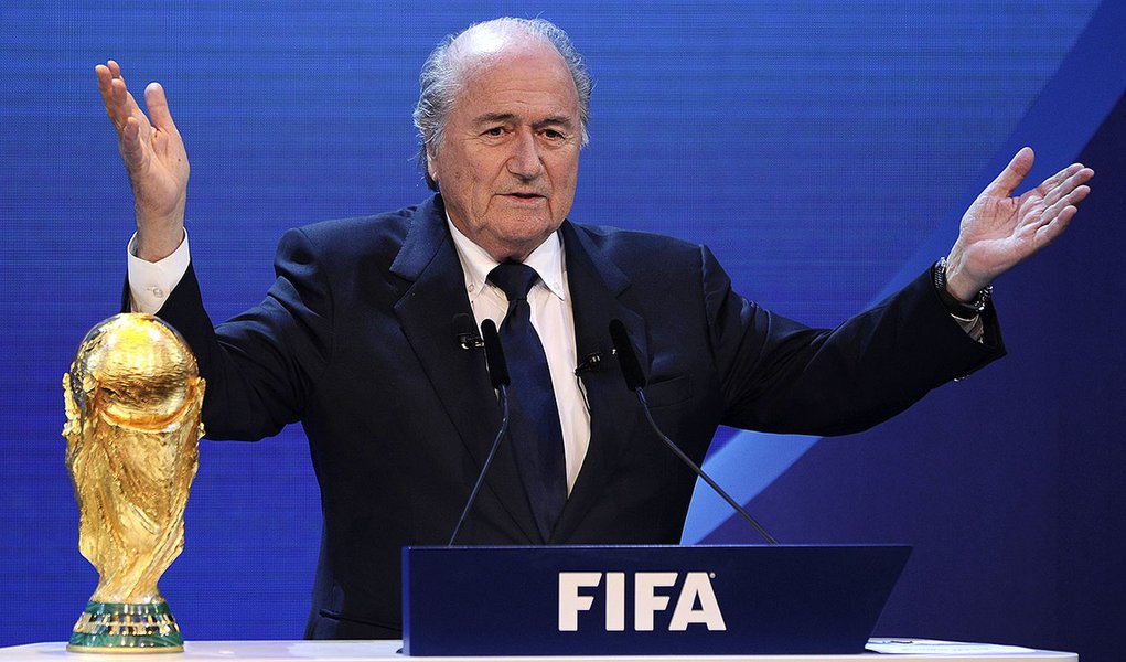 Even before FIFA President Joseph Blatter announced the 2018 and 2022 World Cup host countries in December, 2010, accusations of corruption were rampant. A panel meant to restore FIFA's image lost a member Monday, as Alexandra Wrage said it was accomplish (Foto: Gisele Federicce) Even before FIFA President Joseph Blatter announced the 2018 and 2022 World Cup host countries in December, 2010, accusations of corruption were rampant. A panel meant to restore FIFA's image lost a member Monday, as Alexandra Wrage said it was accomplish