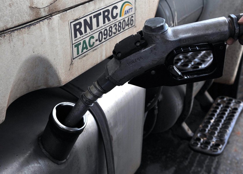 Preço médio do diesel cai R$ 0,34 nos postos (Foto: Valter Campanato/ABr) Preço médio do diesel cai R$ 0,34 nos postos