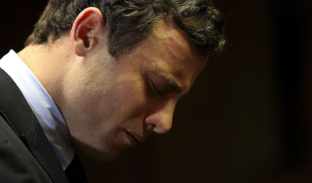 Olympic and Paralympic running star Oscar Pistorius reacts ahead of court proceedings at the Pretoria Magistrates court, August 19, 2013. The trial of Pistorius, accused of murdering his model girlfriend, will start on March 3 next year in a South African (Foto: Gisele Federicce) Olympic and Paralympic running star Oscar Pistorius reacts ahead of court proceedings at the Pretoria Magistrates court, August 19, 2013. The trial of Pistorius, accused of murdering his model girlfriend, will start on March 3 next year in a South African