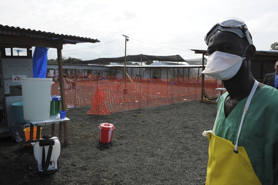 Trabalhador dos Médicos Sem Fronteiras do lado de fora de área de isolamento para pacientes com Ebola em Monróvia. 23/08/2014 REUTERS/2Tango (Foto: Gisele Federicce) Trabalhador dos Médicos Sem Fronteiras do lado de fora de área de isolamento para pacientes com Ebola em Monróvia. 23/08/2014 REUTERS/2Tango