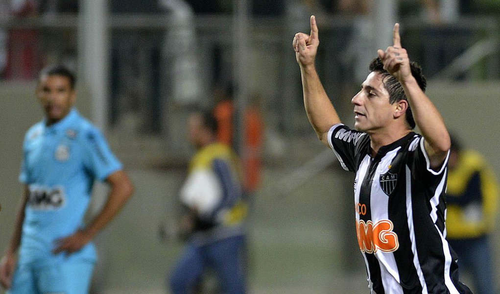 Galo vence mais uma e é líder isolado (Foto: Pedro Vilela/Folhapress) Galo vence mais uma e é líder isolado