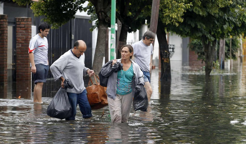 "Dilúvio" mata pelo menos 56 pessoas na Argentina (Foto: ENRIQUE MARCARIAN) "Dilúvio" mata pelo menos 56 pessoas na Argentina