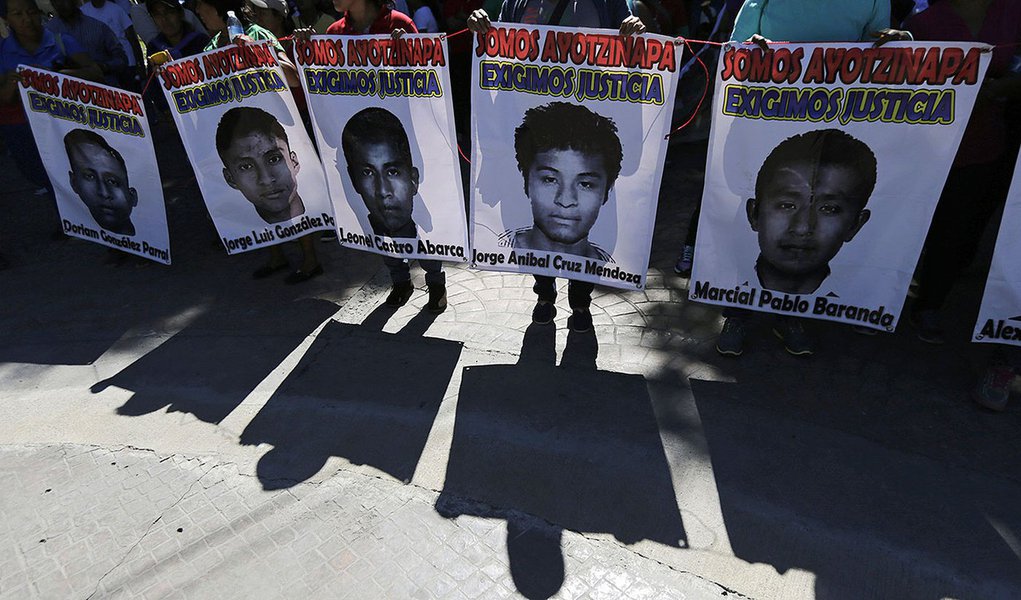 Familiares exibem fotos de estudantes desaparecidos durante uma manifestação em Zumpango, no Estado de Guerrero, no sul do México, nesta quinta-feira. 27/11/2014 REUTERS/Henry Romero (Foto: Leonardo Attuch) Familiares exibem fotos de estudantes desaparecidos durante uma manifestação em Zumpango, no Estado de Guerrero, no sul do México, nesta quinta-feira. 27/11/2014 REUTERS/Henry Romero