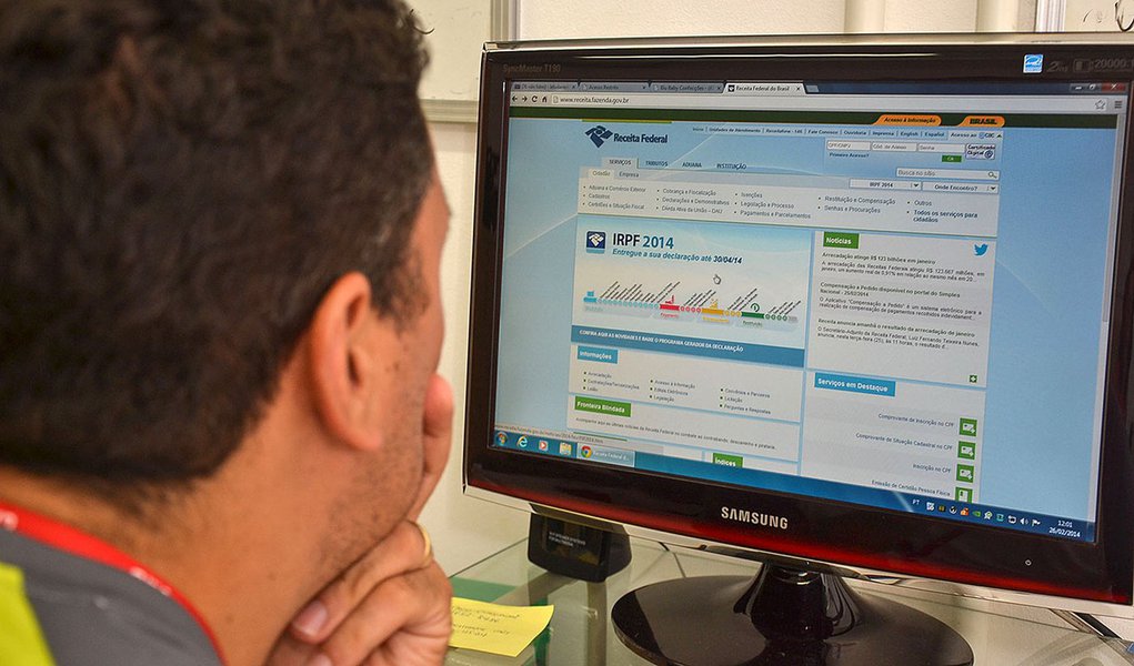 Blumenau/SC - 26/02/2014 - Receita Federal libera programa para fazer declaração do Imposto de Renda 2014. Foto: Denner William/AGP (Foto: Paulo Emílio) Blumenau/SC - 26/02/2014 - Receita Federal libera programa para fazer declaração do Imposto de Renda 2014. Foto: Denner William/AGP