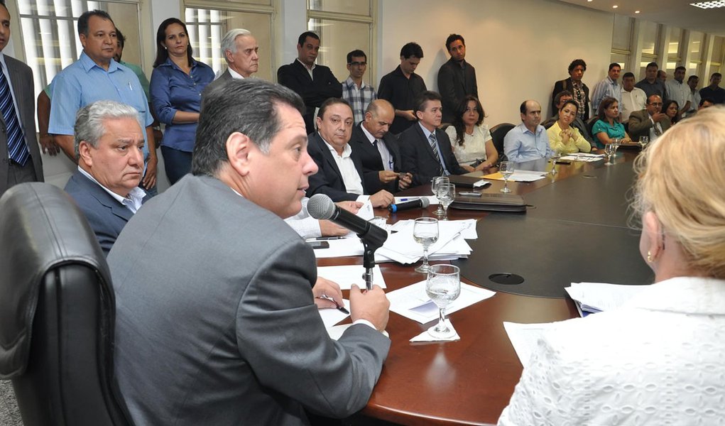 Marconi recebe prefeitos de 7 partidos da base (Foto: Henrique Luiz) Marconi recebe prefeitos de 7 partidos da base