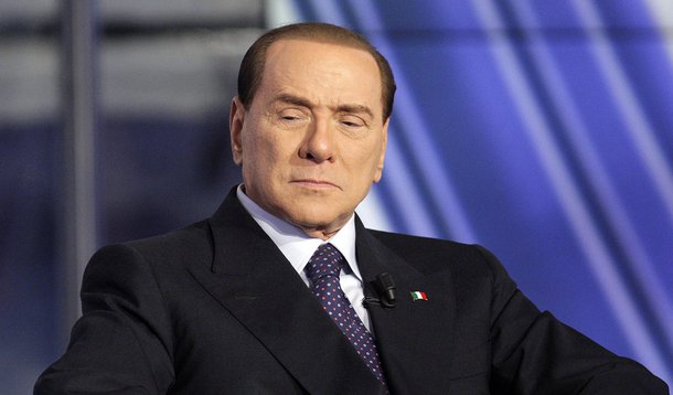 Berlusconi xinga manifestantes ao chegar ao Senado (Foto: REMO CASILLI) Berlusconi xinga manifestantes ao chegar ao Senado