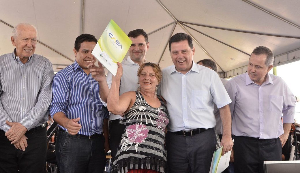 Perillo prioriza serviços e entrega de escrituras (Foto: RODRIGO CABRAL) Perillo prioriza serviços e entrega de escrituras