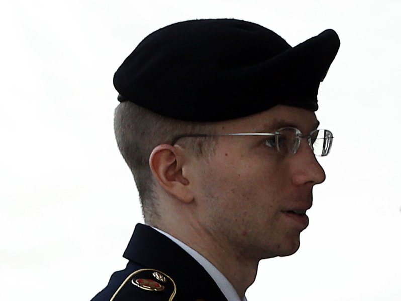 U.S. soldier Bradley Manning is escorted into court to receive his sentence at Fort Meade in Maryland August 21, 2013. Manning, who was convicted of the biggest breach of classified data in the nation's history, will be told on Wednesday how much of his l (Foto: Gisele Federicce) U.S. soldier Bradley Manning is escorted into court to receive his sentence at Fort Meade in Maryland August 21, 2013. Manning, who was convicted of the biggest breach of classified data in the nation's history, will be told on Wednesday how much of his l