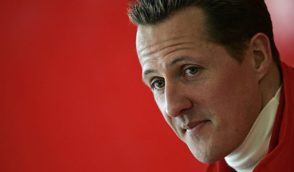 Ex-piloto de Fórmula 1 Michael Schumacher durante coletiva de imprensa no circuito de Mugello, na Itália. 24/01/2006. REUTERS/Tony Gentile (Foto: Gisele Federicce) Ex-piloto de Fórmula 1 Michael Schumacher durante coletiva de imprensa no circuito de Mugello, na Itália. 24/01/2006. REUTERS/Tony Gentile