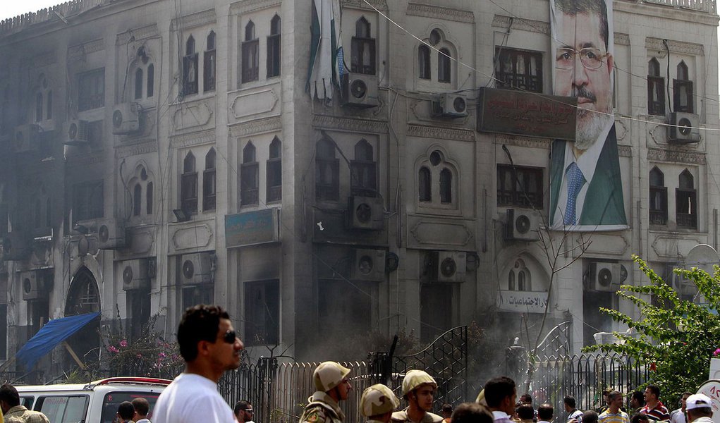 A banner of deposed Egyptian President Mohamed Mursi hangs on a burnt annex building of Rabaa Adawiya mosque after the clearing of a protest camp around the mosque, in Cairo August 15, 2013. Egypt's Muslim Brotherhood called on followers to march in prote (Foto: Roberta Namour) A banner of deposed Egyptian President Mohamed Mursi hangs on a burnt annex building of Rabaa Adawiya mosque after the clearing of a protest camp around the mosque, in Cairo August 15, 2013. Egypt's Muslim Brotherhood called on followers to march in prote