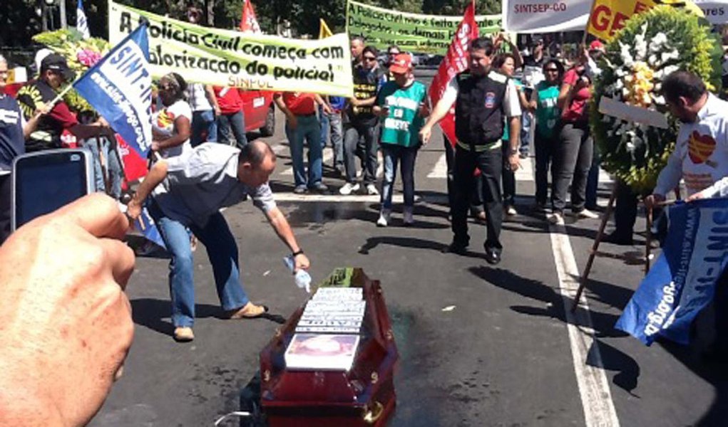 Servidores queimam caixão com foto de Dilma (Foto: Bruno Nascimento) Servidores queimam caixão com foto de Dilma