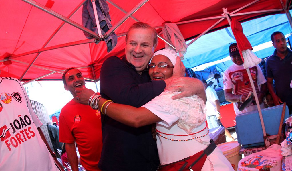 Paulo Garcia pede votos na Feira Hippie (Foto: Thiago Dahás/Divulgação) Paulo Garcia pede votos na Feira Hippie