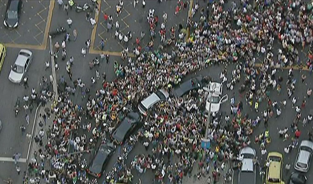 Mídia internacional destaca tumulto na chegada do papa (Foto: POOL) Mídia internacional destaca tumulto na chegada do papa