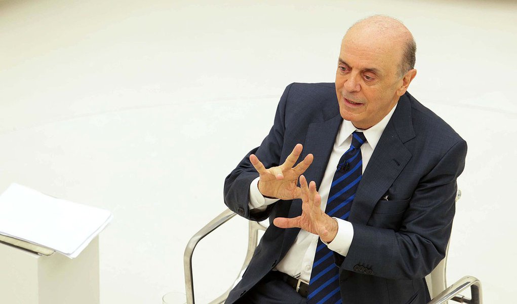 Serra diz que Brasil tem "uma crise em busca de um governo" (Foto: Alice Vergueiro/Futura Press/Fol) Serra diz que Brasil tem "uma crise em busca de um governo"