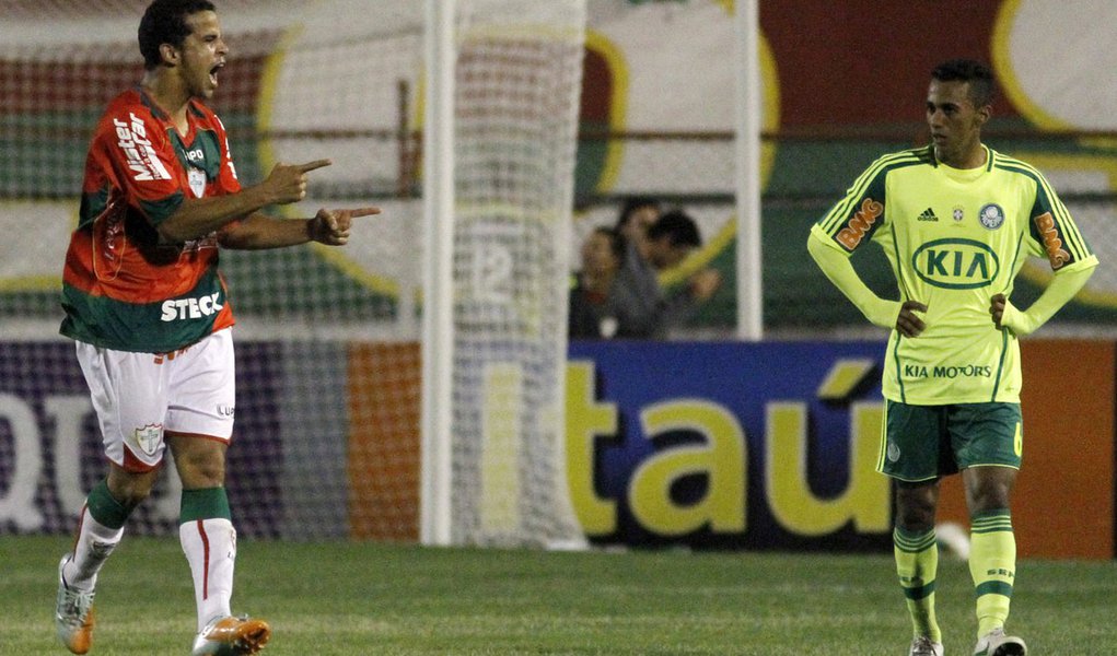 Palmeiras perde da Lusa e segue na degola (Foto: Piervi Fonseca/Folhapress) Palmeiras perde da Lusa e segue na degola