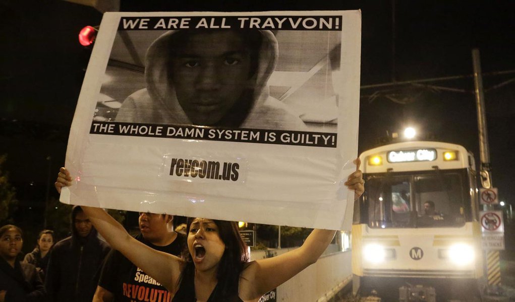 Branco inocentado por morte de negro causa indignação nos EUA (Foto: JASON REDMOND) Branco inocentado por morte de negro causa indignação nos EUA