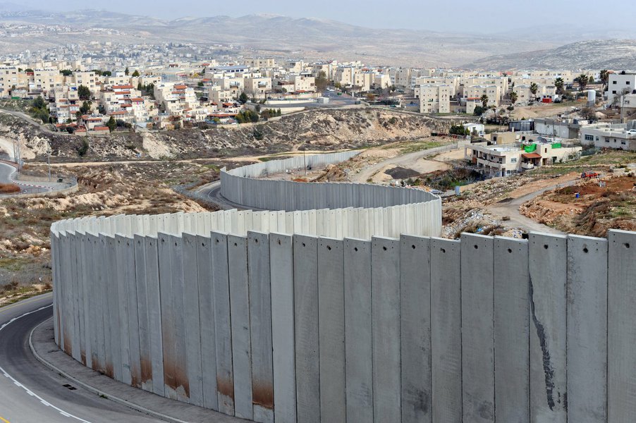 O muro de separação que isola territórios palestinos (Foto: DEBBIE HILL) www.brasil247.com - O muro de separação que isola territórios palestinos