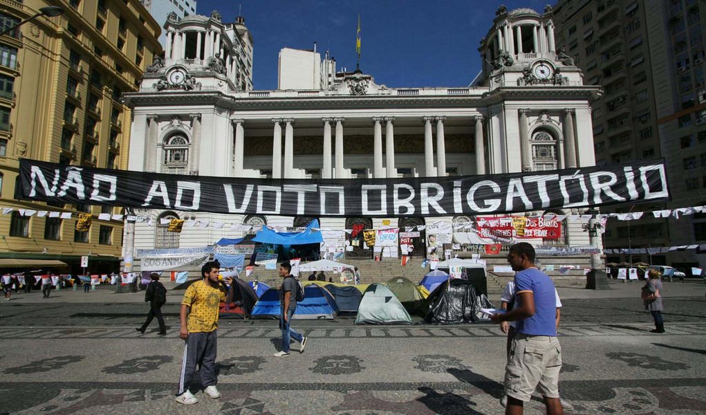 RIO DE JANEIRO,RJ,16.08.2013:PROTESTO/CINELÂNDIA/ASSINATURAS - Manifestantes acampados em frente a Câmara Municipal colhem assinaturas das pessoas que circulam pelo local, na Cinelândia, no Centro do Rio de Janeiro (RJ), nesta sexta-feira (16). (Foto: Ale (Foto: Valter Lima) RIO DE JANEIRO,RJ,16.08.2013:PROTESTO/CINELÂNDIA/ASSINATURAS - Manifestantes acampados em frente a Câmara Municipal colhem assinaturas das pessoas que circulam pelo local, na Cinelândia, no Centro do Rio de Janeiro (RJ), nesta sexta-feira (16). (Foto: Ale
