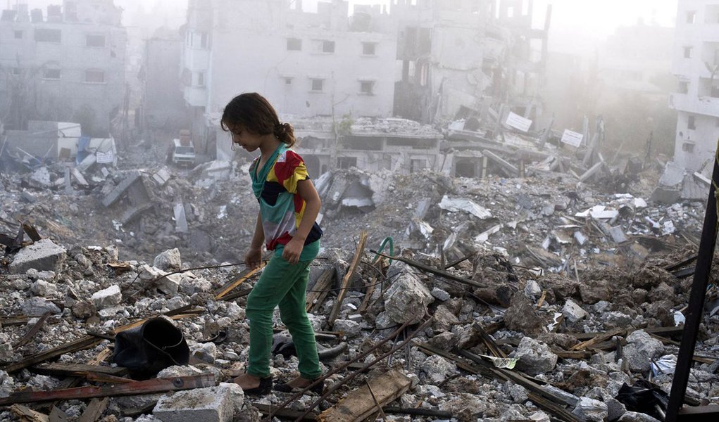 A Palestinian girl walks on the rubble strewn cieling of her family's home after she and other members of her family returned to their partially destroyed house early on August 27, 2014 in Gaza City's Shejaiya neighbourhood which was one of the hardest hi (Foto: Gisele Federicce) A Palestinian girl walks on the rubble strewn cieling of her family's home after she and other members of her family returned to their partially destroyed house early on August 27, 2014 in Gaza City's Shejaiya neighbourhood which was one of the hardest hi