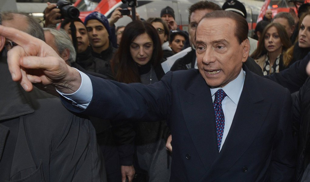 Berlusconi desiste de candidatura a premiê na Itália (Foto: STRINGER/ITALY) Berlusconi desiste de candidatura a premiê na Itália