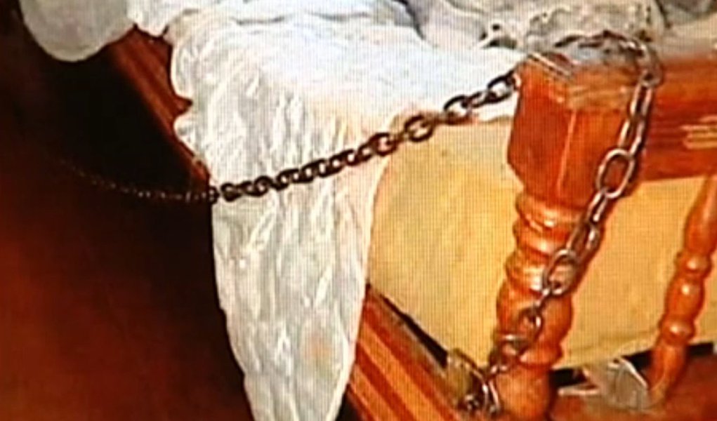 Garoto de 9 anos é encontrado acorrentado no Paraná (Foto: Divulgação) Garoto de 9 anos é encontrado acorrentado no Paraná