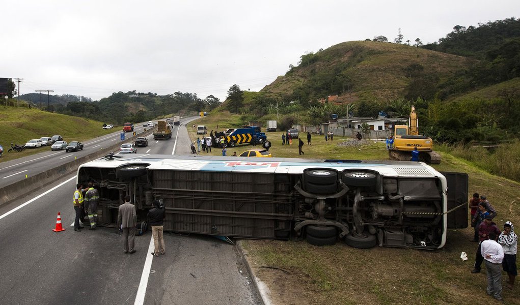 Acidente na Dutra, em São Paulo, mata um e fere 17 (Foto: Apu Gomes/Folhapress) Acidente na Dutra, em São Paulo, mata um e fere 17