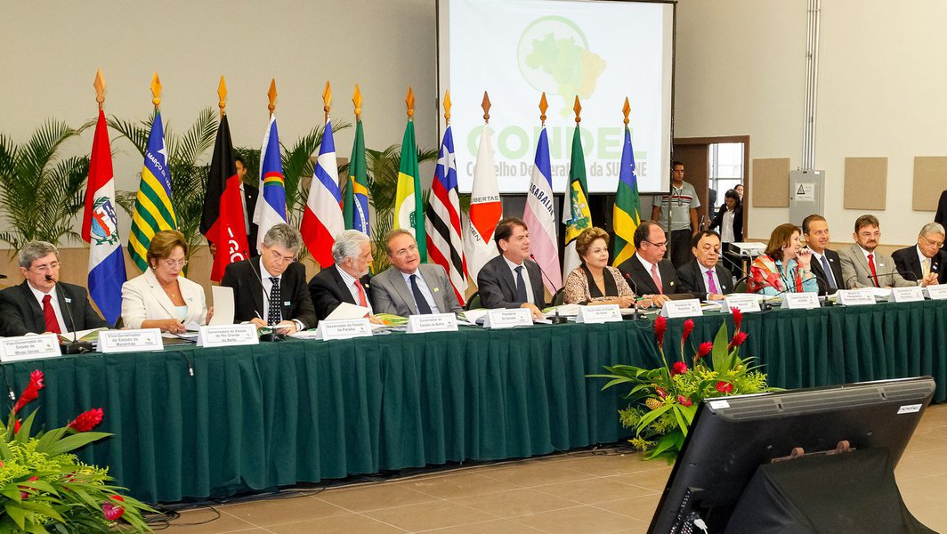 Sob chuva, Dilma anuncia R$ 9 bi contra a seca no CE (Foto: Roberto Stuckert Filho) Sob chuva, Dilma anuncia R$ 9 bi contra a seca no CE