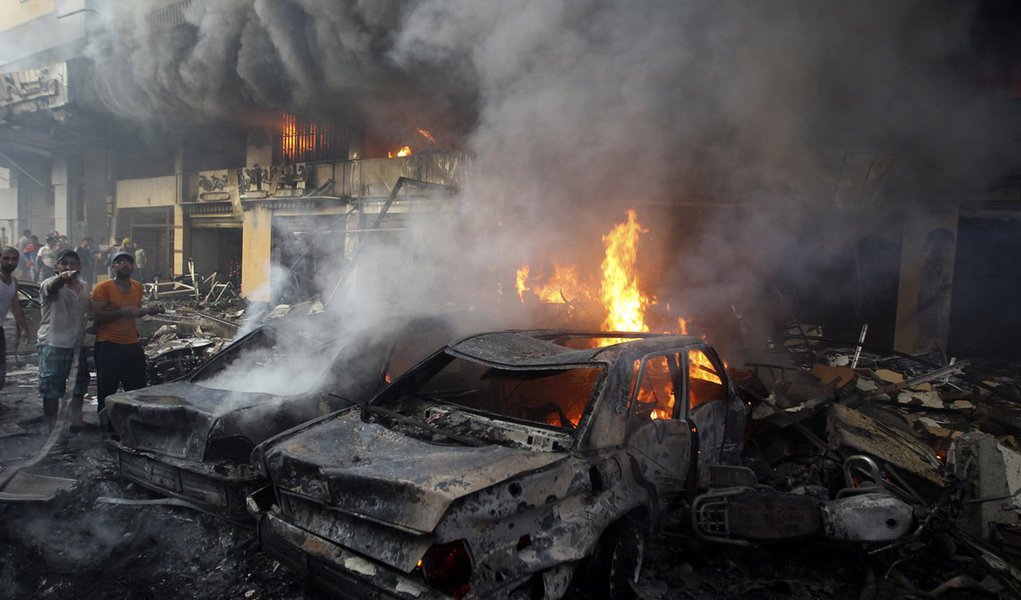 Supporters of Hezbollah try to extinguish a fire from burning cars at the site of a car bomb in Beirut's southern suburbs, August 15, 2013. The powerful car bomb struck the southern Beirut stronghold of Lebanon's militant Hezbollah group on Thursday, kill (Foto: Valter Lima) Supporters of Hezbollah try to extinguish a fire from burning cars at the site of a car bomb in Beirut's southern suburbs, August 15, 2013. The powerful car bomb struck the southern Beirut stronghold of Lebanon's militant Hezbollah group on Thursday, kill