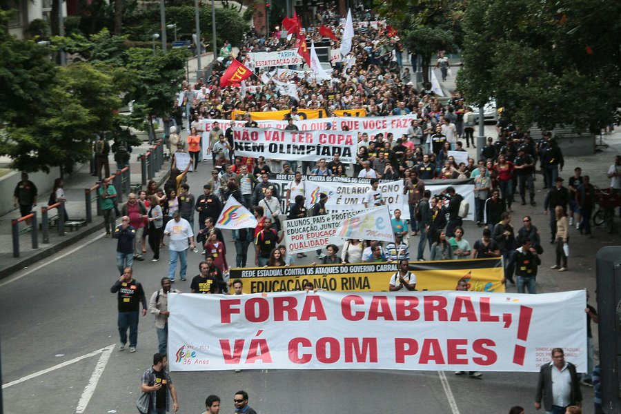 RIO DE JANEIRO,RJ,16.08.2013:PROTESTO/PROFESSORES/CABRAL E PAES - Professores do Rio de Janeiro na regi�o do Largo do Machado durante uma passeata nesta sexta-feira (16), do Largo do Machado at� o Pal�cio Guanabara no Rio de Janeiro (RJ), em protesto cont (Foto: Leonardo Lucena) RIO DE JANEIRO,RJ,16.08.2013:PROTESTO/PROFESSORES/CABRAL E PAES - Professores do Rio de Janeiro na regi�o do Largo do Machado durante uma passeata nesta sexta-feira (16), do Largo do Machado at� o Pal�cio Guanabara no Rio de Janeiro (RJ), em protesto cont